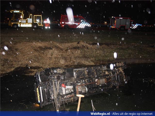 2009/308/auto-schiet-van-a5-de-sloot-in-hoofddorp-1[1].jpg